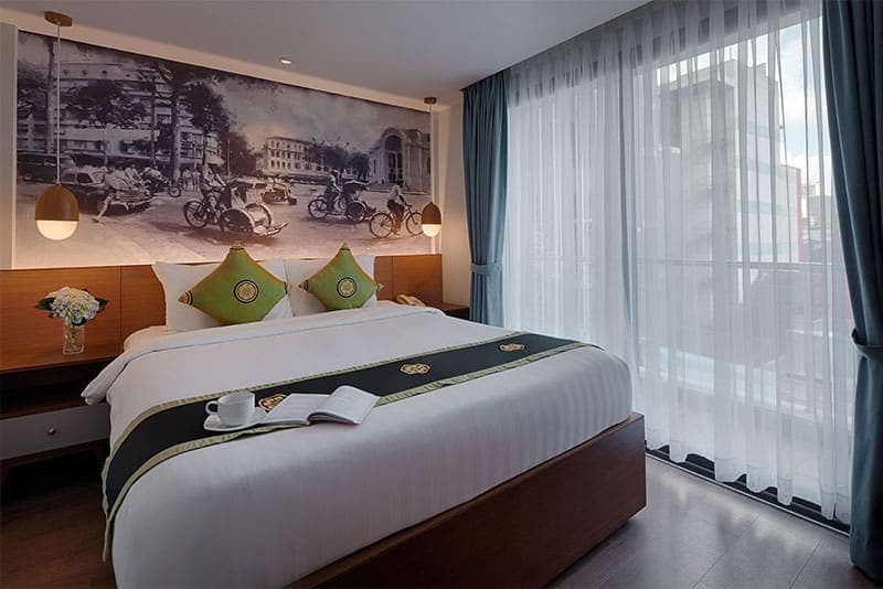 Phòng Deluxe với giường lớn và ánh sáng tự nhiên