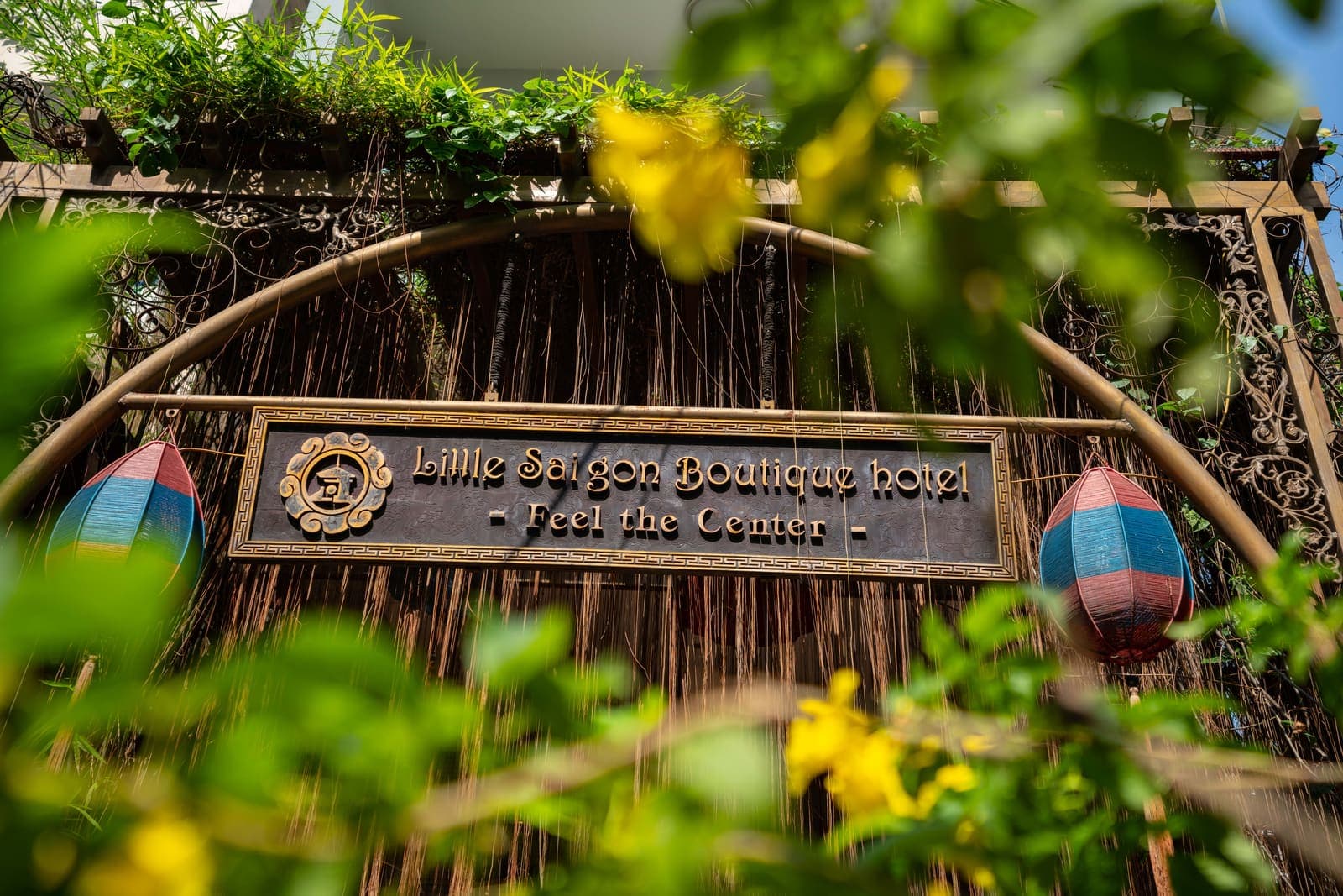 Lối vào Little Saigon Boutique Hotel nhìn từ ngoài hẻm Lê Lợi